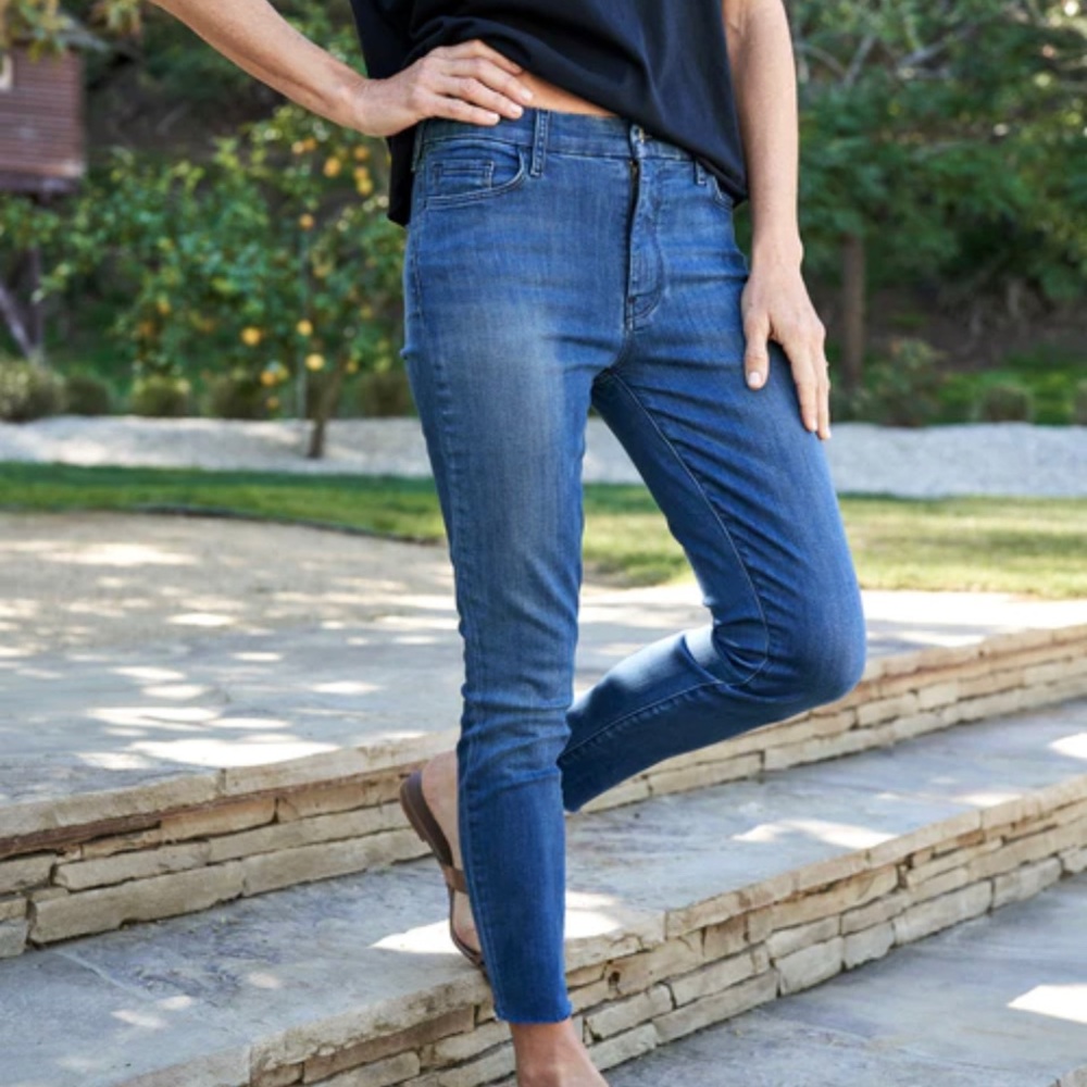 Frank & Eileen SLIGO Skinny Jean
Italian Performance Denim
1977 WASH